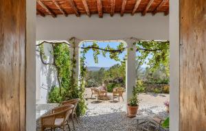 Una puerta abierta a un patio con mesa y sillas. en Villa Can Felix, en Santa Gertrudis