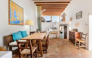 Un comedor con mesa y sillas de madera. en Villa Can Felix, en Santa Gertrudis