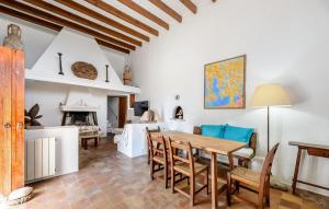 Una sala de estar con mesa y sillas y una chimenea. en Villa Can Felix, en Santa Gertrudis