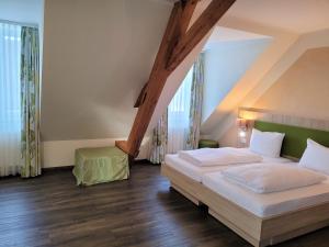 Postel nebo postele na pokoji v ubytování Hotel Rössle