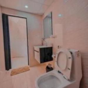 bagno con servizi igienici e coperchio di Traditions of Wadi Rum camp & jeep tour a Wadi Rum