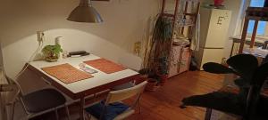 Postel nebo postele na pokoji v ubytování Sharing bedroom with Host near Alexanderplatz