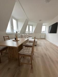 カルロヴィ・ヴァリにあるDamjan Apartmentのテーブルとソファのあるリビングルーム