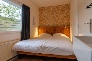 Ένα ή περισσότερα κρεβάτια σε δωμάτιο στο Hello Zeeland - Vakantiewoning Burgvliet 66