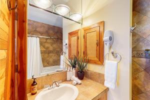 Bilik mandi di Grizzly Lodge 306