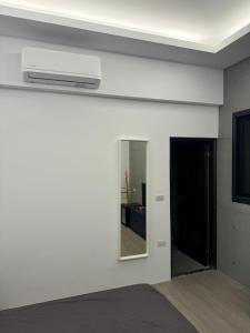 a room with a white wall with a air conditioner at 雅居旅店 in Puli