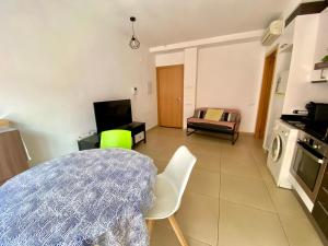 a kitchen and living room with a table and chairs at Estancias mensuales Terrassa in Terrassa