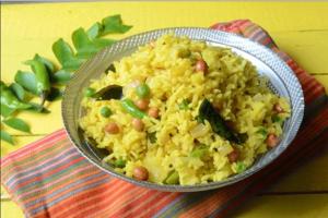 una ciotola di riso con piselli e fagioli su un tavolo di Vrindavan Greens Resort a Udaipur Altre 19 foto