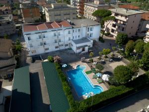 Bazén v ubytování Hotel Vannini nebo v jeho okolí