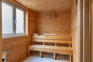 sauna z ławką w drewnianej sali w obiekcie 8-bedroom Villa Bianca with Sea View and Pool Table w mieście Premantura