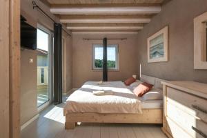 sypialnia z łóżkiem i dużym oknem w obiekcie 8-bedroom Villa Bianca with Sea View and Pool Table w mieście Premantura +35 zdjęć