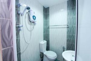 Koupelna v ubytování LH Resak Hotel