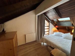 メリベルにあるStudio Mezzanine pour 4 Pers - Centre Méribel, Proche Pistes et Commerces, Animaux Acceptés - FR-1-180-15のベッドと窓のある寝室