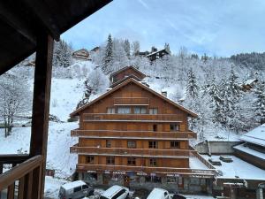 メリベルにあるStudio Mezzanine pour 4 Pers - Centre Méribel, Proche Pistes et Commerces, Animaux Acceptés - FR-1-180-15の雪中の大きな建物