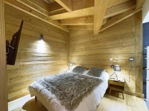 a wooden bedroom with a bed in a room at Luxueux Appartement 4* Alpin, 5 Pièces, 4 Ch, Proche Pistes, Parking, WiFi - FR-1-398-549 in La Rosière
