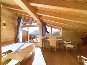 a bedroom with a bed and a desk with a window at Luxueux Appartement 4* Alpin, 5 Pièces, 4 Ch, Proche Pistes, Parking, WiFi - FR-1-398-549 in La Rosière