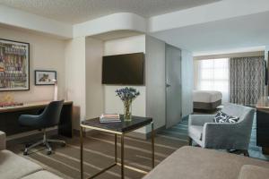 Гостиная зона в Renaissance Los Angeles Airport Hotel