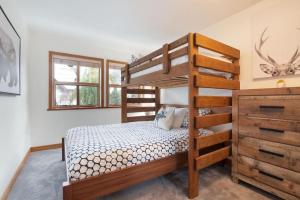 ein Schlafzimmer mit einem Etagenbett und einer Kommode in der Unterkunft Northstar Whistler Village Resort in Whistler + 20 Fotos
