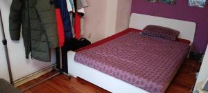 Postel nebo postele na pokoji v ubytování Sharing bedroom with Host near Alexanderplatz