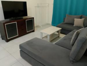 ein Wohnzimmer mit Couch und Flachbildfernseher in der Unterkunft Two bedroom holidays apartment, walking distance to the beach and Harbour in Paphos + 4 Fotos