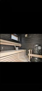 a room with a wooden bench and a shelf at Saunallinen Lutakon kaksio järvinäkymin in Jyväskylä