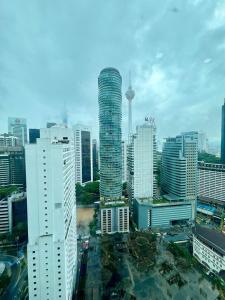 クアラルンプールにあるParkview KLCC ITSKAYA 21 13Aの高層ビルが立ち並ぶ街の景色