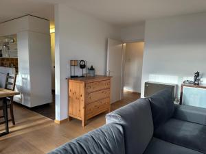 un soggiorno con divano e cassettiera in legno di Lovely room, 15 min from center, mountain view a Zurigo Altre 15 foto