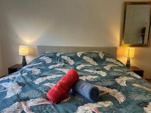Rúm í herbergi á Lovely room, 15 min from center, mountain view