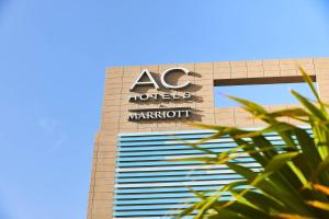 マイアミにあるAC Hotel by Marriott Miami Airport West/Doralの側面に看板がある建物 +37枚の写真