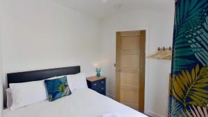 Ένα ή περισσότερα κρεβάτια σε δωμάτιο στο A17 Placerville, Riviere Towans