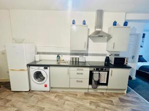 Kuchyň nebo kuchyňský kout v ubytování Studio Flat In Doncaster
