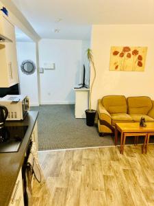 Kuchyň nebo kuchyňský kout v ubytování Studio Flat In Doncaster