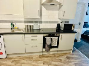 Kuchyň nebo kuchyňský kout v ubytování Studio Flat In Doncaster