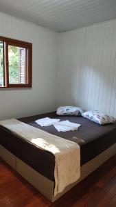 a bedroom with a large bed in a room at Casa da Serra borrussia in Osório