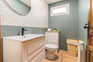 Phòng tắm tại Chalet de Aranda - Elegante Casa para 7 con jardín privado, AC y WiFi +18 ảnh