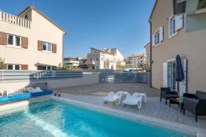 Basen w obiekcie 8-bedroom Villa Bianca with Sea View and Pool Table lub w pobliżu