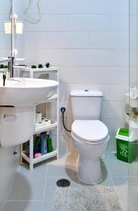 Un baño con un inodoro blanco y un lavabo. en Super Cozy One-Bedroom Apartment, en Santa Maria 14 fotos más