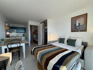 Cet appartement comprend une chambre avec un lit king-size et une cuisine. dans l'établissement L'écrin bleu - Vue Mer - Wifi - Central, à Pornichet
