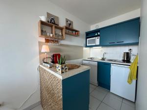 Cuisine ou kitchenette dans l'établissement L'écrin bleu - Vue Mer - Wifi - Central