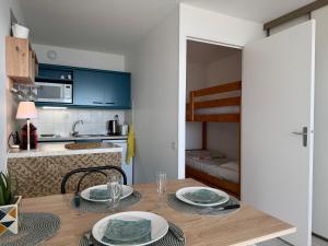 Cuisine ou kitchenette dans l'établissement L'écrin bleu - Vue Mer - Wifi - Central