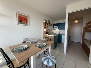 Cuisine ou kitchenette dans l'établissement L'écrin bleu - Vue Mer - Wifi - Central