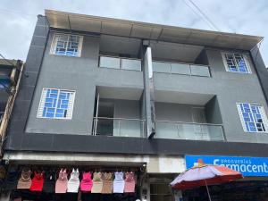基布多Hotel Magistral Suiter的前面展示着一束衣服的建筑物