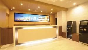 una hall con TV a schermo piatto a parete di AB Hotel Tahara a Tahara