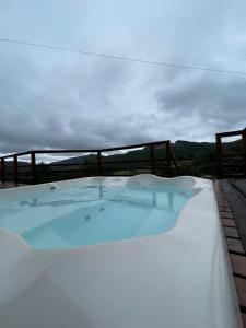 a hot tub on the roof of a house at Recanto pôr do sol in Camanducaia