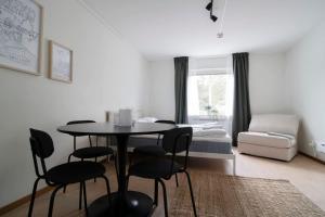 LugnvikにあるCozy Studio for 3 guests Sportbyn Ostersundのテーブルと椅子とベッドのあるリビングルーム