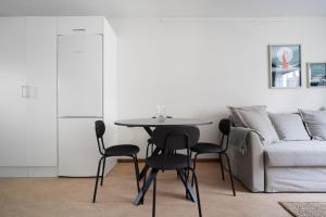 LugnvikにあるCozy Studio for 3 Sportbyn Ostersundのリビングルーム(テーブル、椅子、ソファ付)