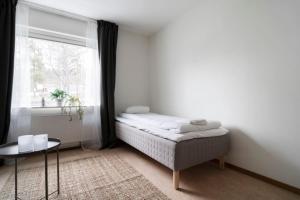 LugnvikにあるCozy Studio for 3 Sportbyn Ostersundのベッドと窓のある小さな寝室