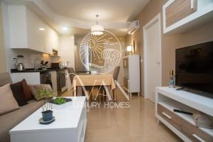 ein Wohnzimmer mit Couch und Tisch und eine Küche in der Unterkunft Casa Mediterranea Ivan Luxury Homes 7ªPlta Norte 1ªLinea in Oropesa del Mar + 14 Fotos