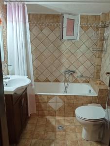 Ένα μπάνιο στο The Stoners apartment
