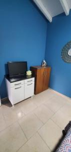TV a/nebo společenská místnost v ubytování les gîtes de la belle fleur bungalow TULIPE